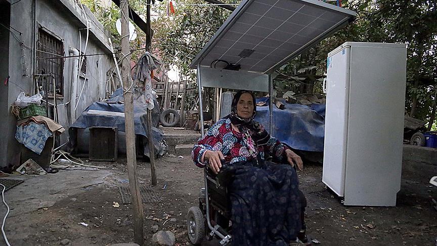 Yürüyemeyen eşi için güneş enerjili sandalye tasarladı