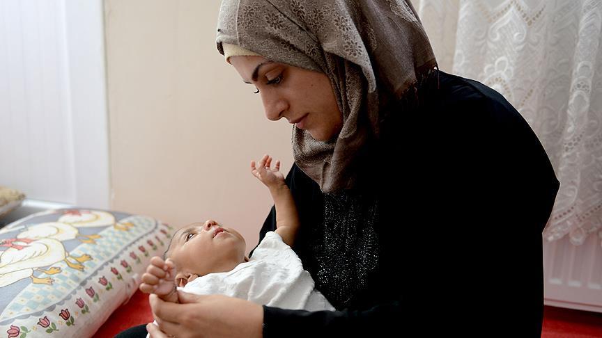 Suriyeli kadın annelik özlemini 'savaşın bebeği' ile giderdi