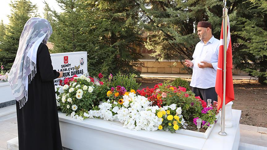 Şehit oğullarının mezarını her gün ziyaret ediyorlar