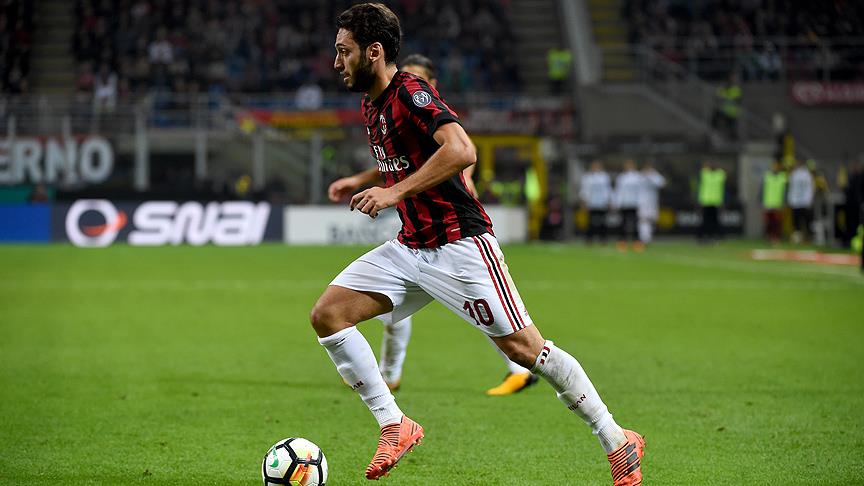 Hakan Çalhanoğlu Milanlı taraftarlardan özür diledi 