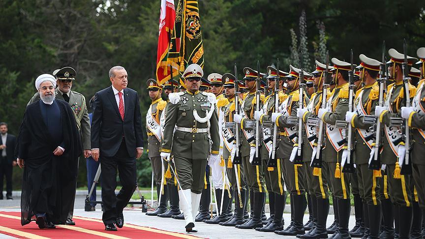 Cumhurbaşkanı Erdoğan, İran Cumhurbaşkanı Ruhani tarafından resmi törenle karşılandı