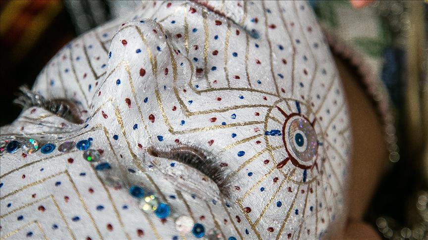Au Kosovo, des masques en couleur pour protéger le marié du mauvais œil