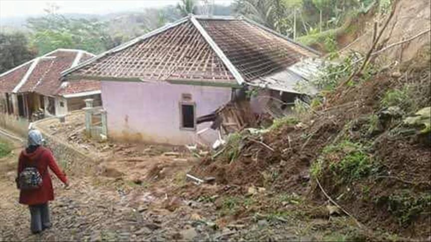 Ribuan warga mengungsi akibat longsor Cianjur