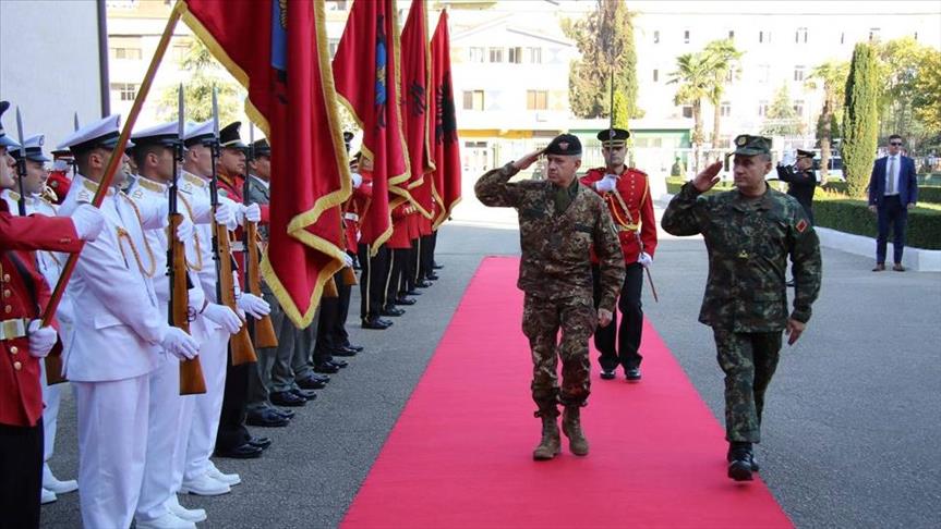 Komandanti i KFOR-it vizitë në Shqipëri