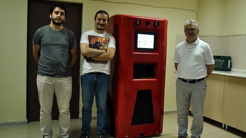 Robot 'HAYAMOR' hastaya ilacını ve suyunu verecek