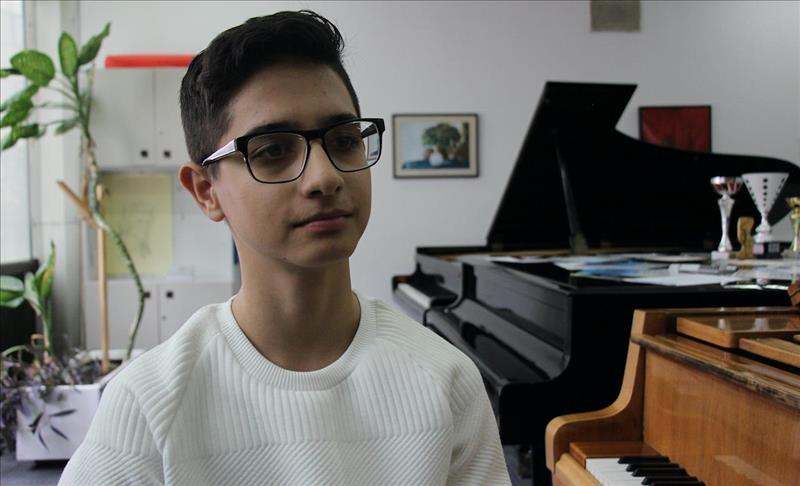 Младиот пијанист во кој класичната музика буди посебни емоции