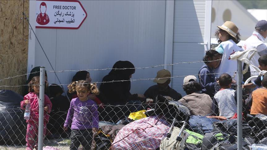 Refugees on Greek island sleep rough as winter looms