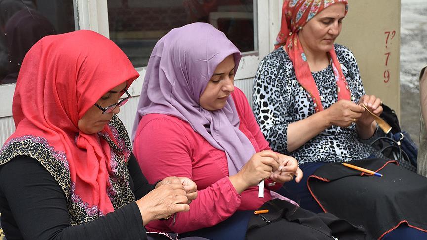 Kadınlar altın telleri takılara dönüştürüyor
