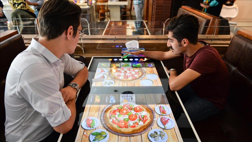 Iran: Prvi robotizirani restoran sve popularaniji u Teheranu