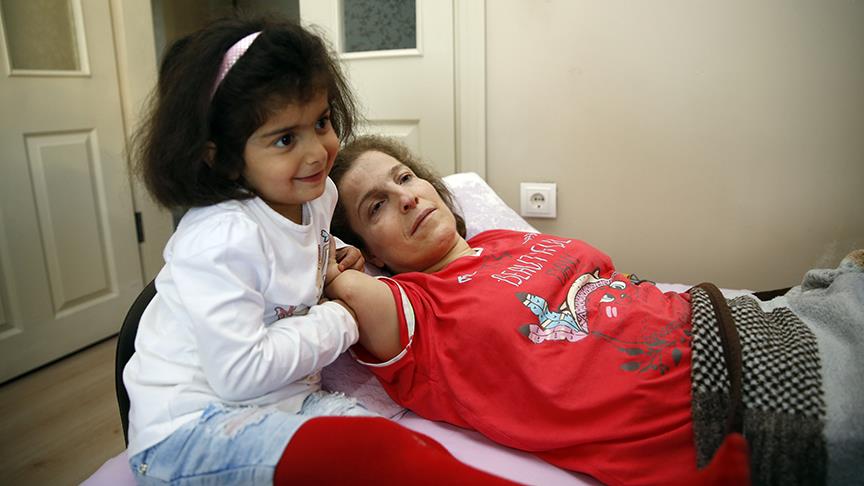 Annesinin tek parmağıyla büyüttüğü Nisa anaokuluna başladı