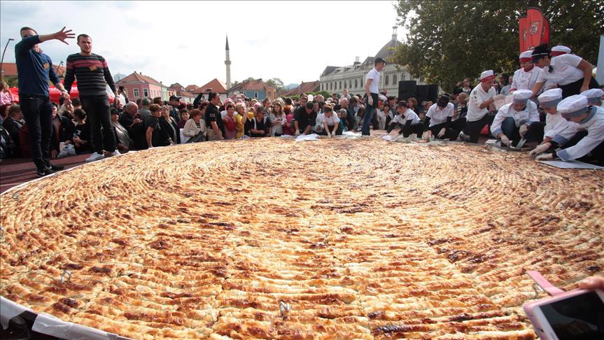 U Tuzli napravljen burek od 650 kilograma i porcija s 1.500 ćevapa