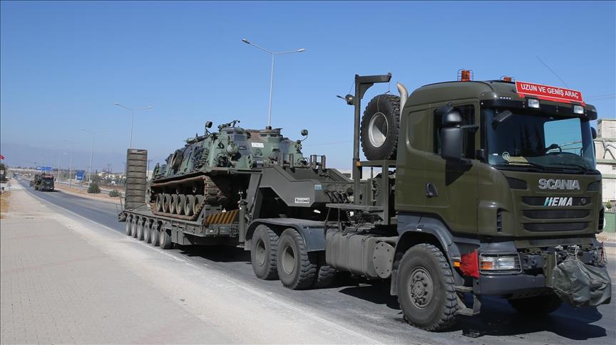 Турция продолжает стягивать технику к сирийской границе