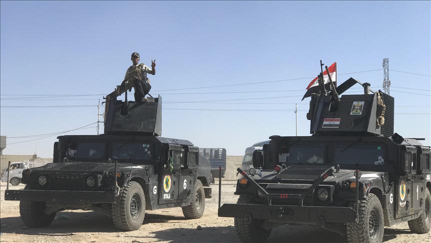 Iraqi government troops surround Mosul, await orders