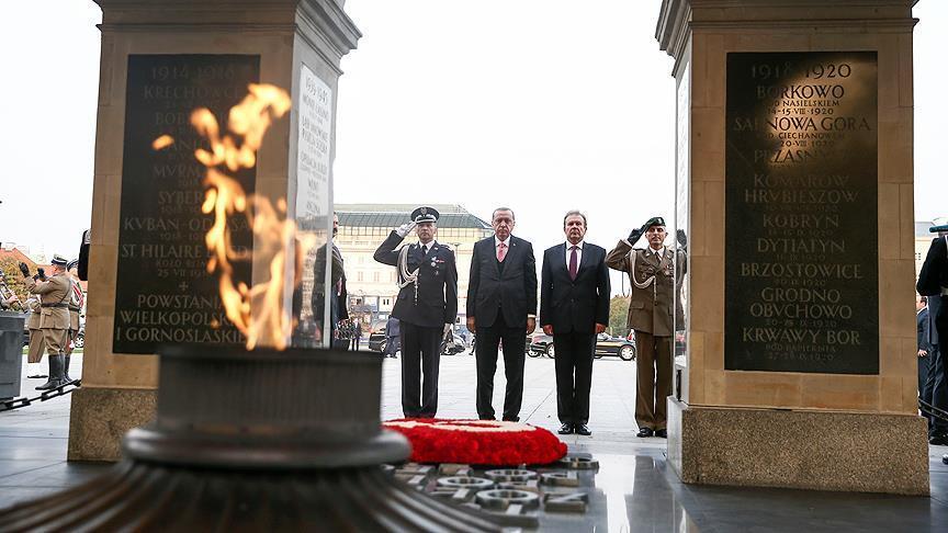 Erdogan visits tomb of unknown soldier in Poland