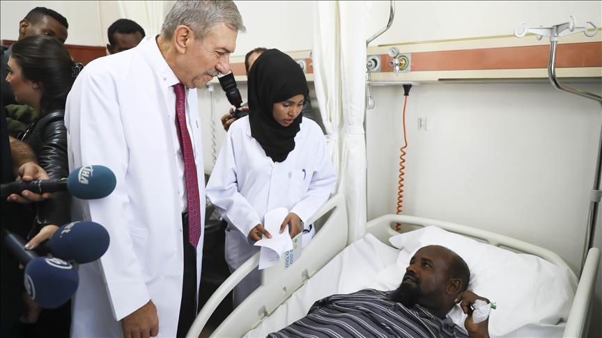Minister pays Ankara hospital visit to Somali victims
