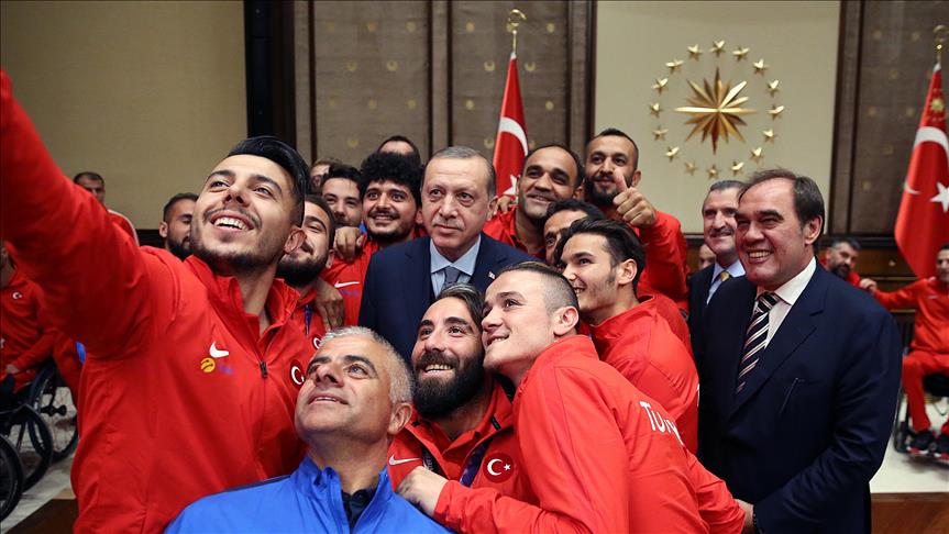دیدار اردوغان با ورزشکاران تیم ملی فوتبال قطع عضو و بسکتبال با ویلچر ترکیه