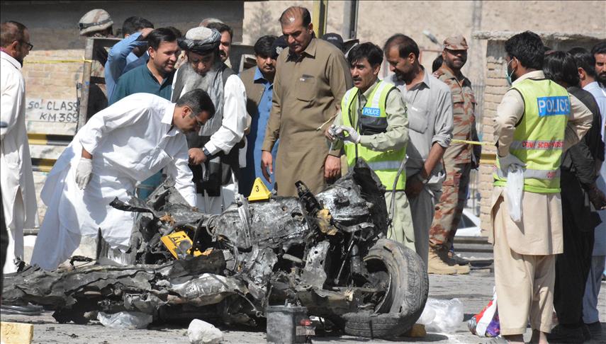 7 police killed in SW Pakistan bombing, ambush