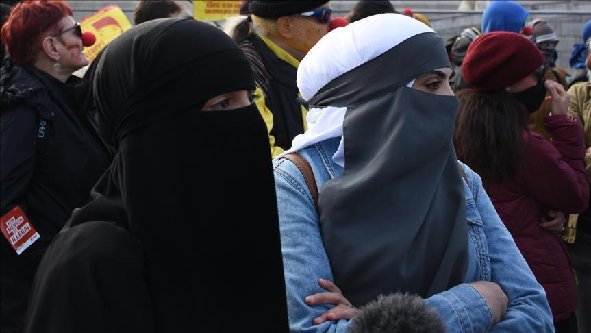 Canada: Quebecers don face covering to protest new law