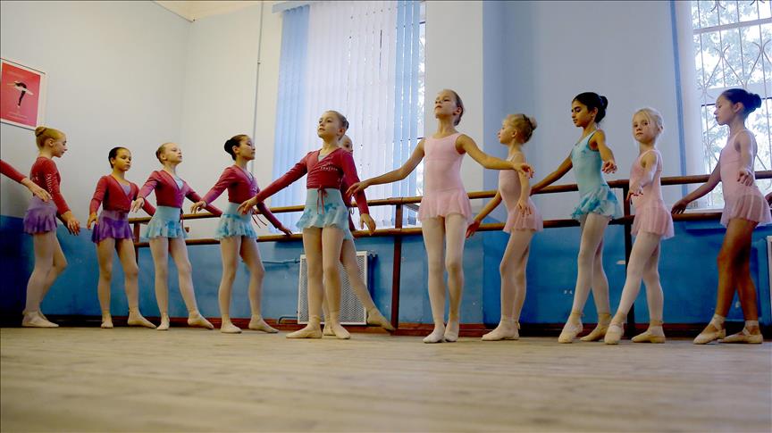 Balerinat e vogla ruse, stërvitje të vështirë në rrugën drejt lavdisë
