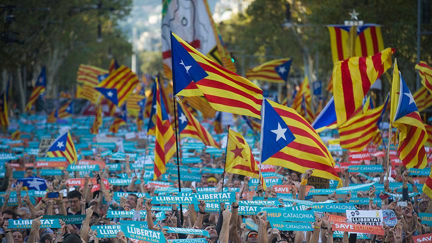 Ayrılıkçı Katalanlardan Barselona'da büyük gösteri