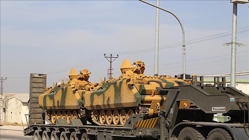 Турция продолжает стягивать технику к сирийской границе