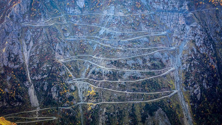 منعطفات طريق "دره باشي" شمالي تركيا.. الأخطر في العالم
