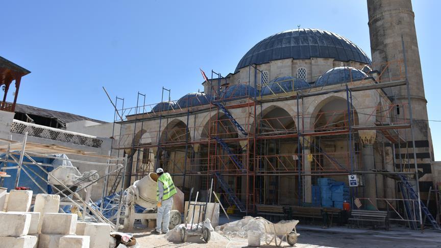Tarihi camiden roket mermisinin izleri siliniyor