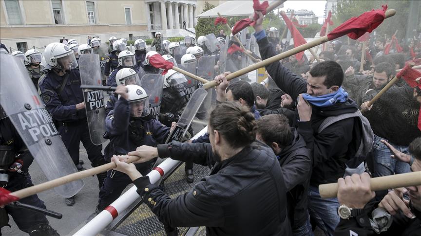 Athinë, studentët përleshen me policinë