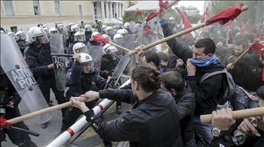 Athinë, studentët përleshen me policinë