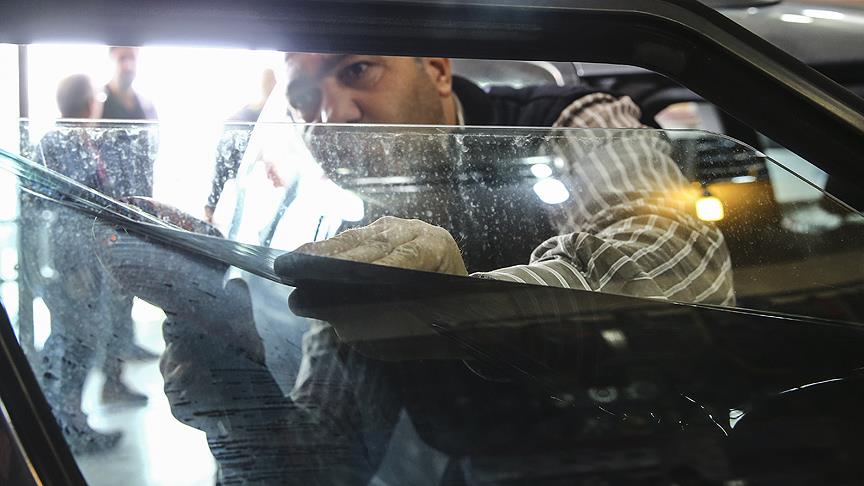 Cam filmi söktürmek isteyenler kuyruk oluşturdu