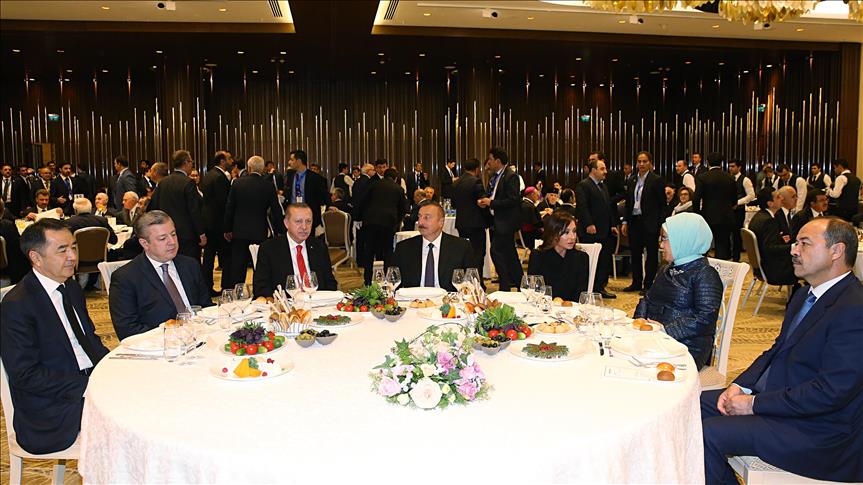 Erdogan participe à un dîner officiel donné en son honneur à Bakou