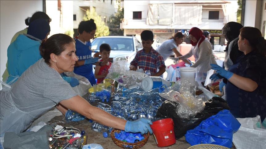 Des Libanaises transforment les ordures ménagères en objets décoratifs