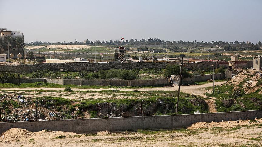 Egyptian army destroys cross-border tunnels with Gaza