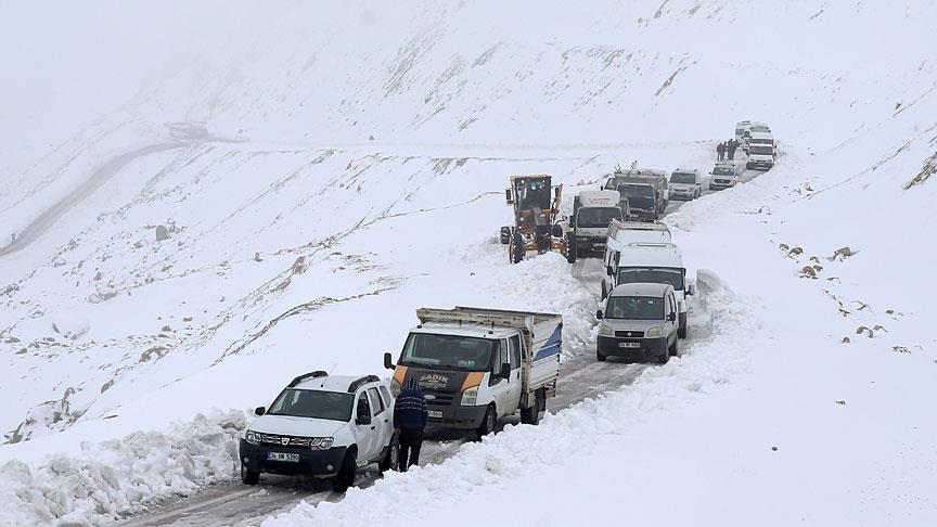 Van'da Karapet Geçidi kar yağışı nedeniyle ulaşıma kapandı