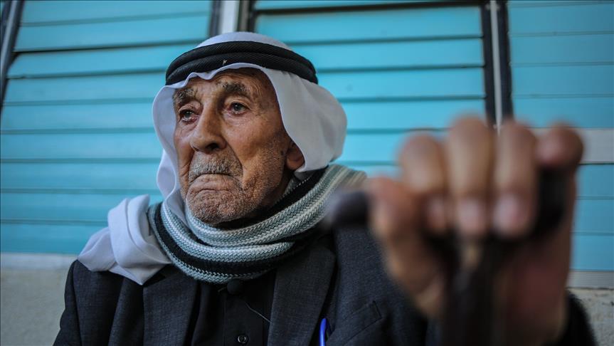مسنّ فلسطيني: منذ وعد بلفور نعيش نكبات متواصلة
