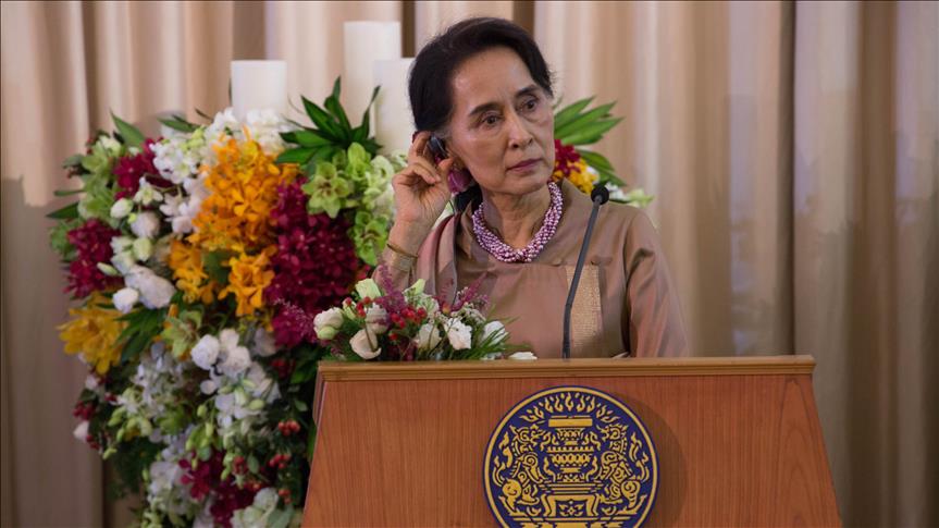 Myanmar’s Suu Kyi meets persecuted Rohingya Muslims