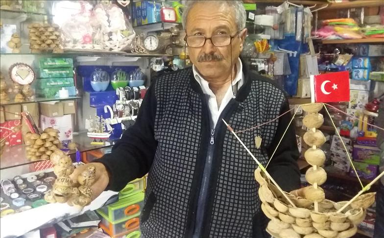 قشور الجوز مصدر رزق حرفي تركي 