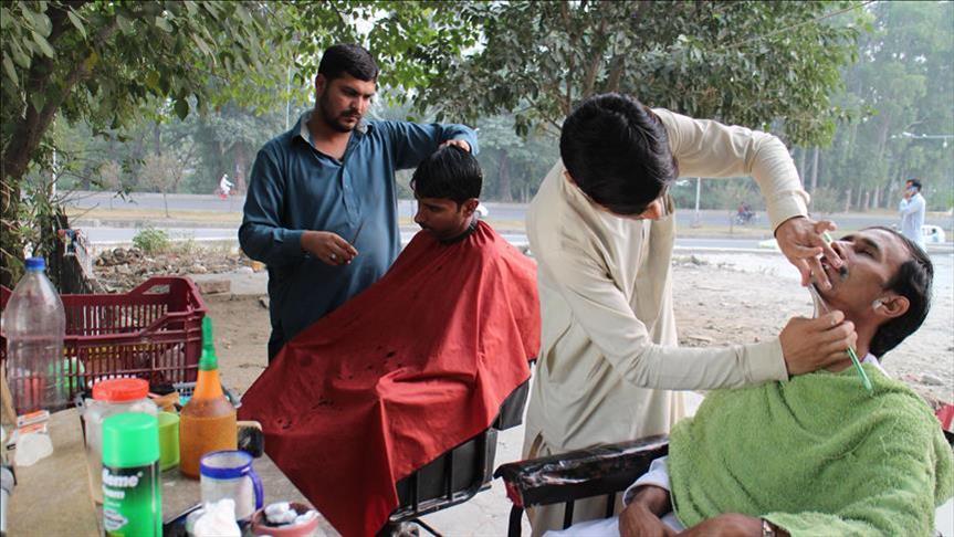 Street barbers offer Pakistanis risky cheap cuts