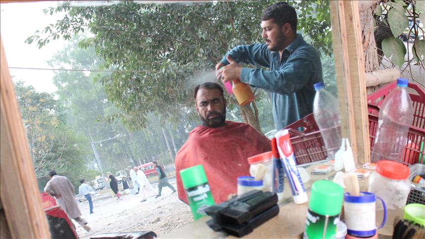 Les Pakistanais préfèrent les "coiffeurs de rue " aux salons