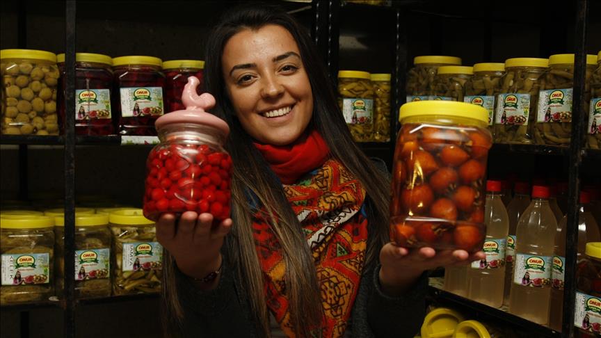Muşmula, şeftali ve kızılcığın da turşusunu kuruyorlar