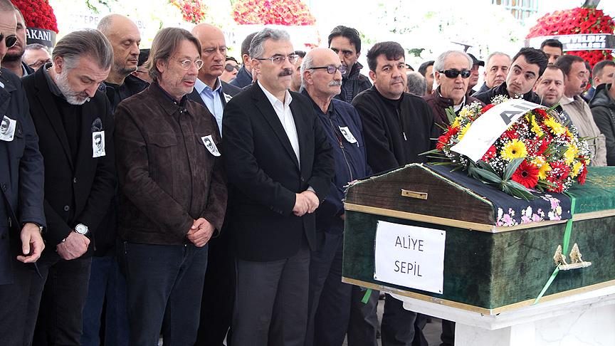 Göztepe Başkanı Sepil'in annesi toprağa verildi