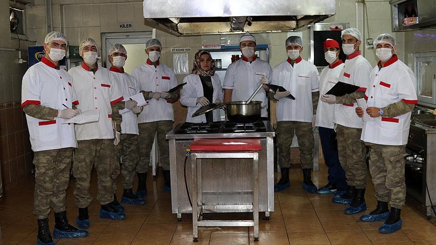 Vatani görevlerini yaparken aşçılığı da öğreniyorlar