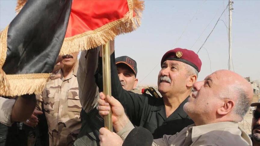 Iraqi PM raises flag at Daesh-free crossing with Syria