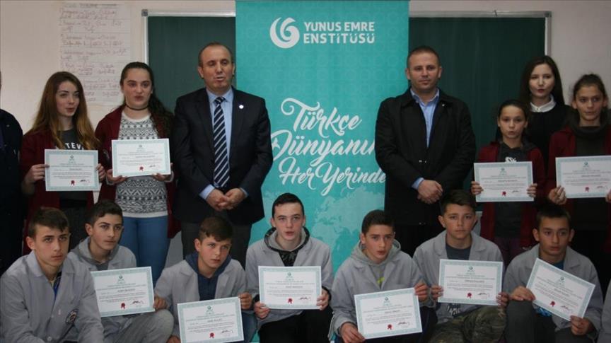 Prizren: Yunus Emre dodelio sertifikate bošnjačkim učenicima za završen kurs turskog jezika