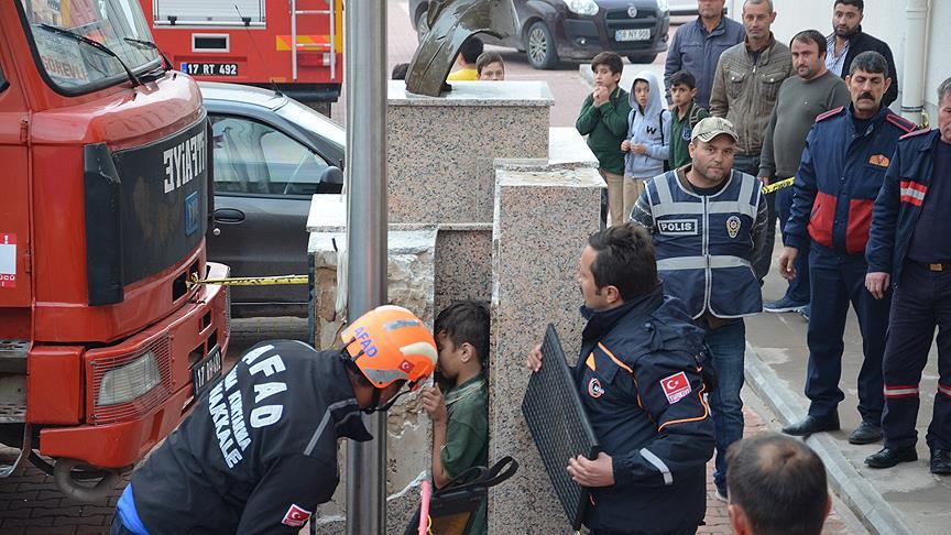 Öğrencinin başı Atatürk büstü ile duvar arasına sıkıştı