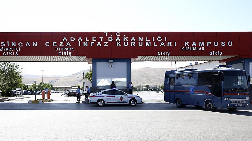 Darbeci komutandan 'Altınızdaki oyuncak değil, vurun, kırın' emri
