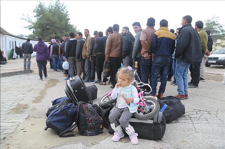 عودة مئات اللاجئين السوريين إلى إدلب بعد الانتشار العسكري التركي