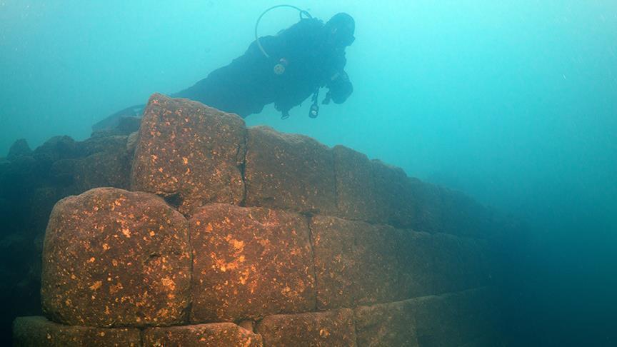 Runtuhan kastil usia 3.000 tahun ditemukan di danau Turki   