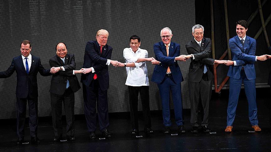 Trump'ın el sıkışma şaşkınlığı