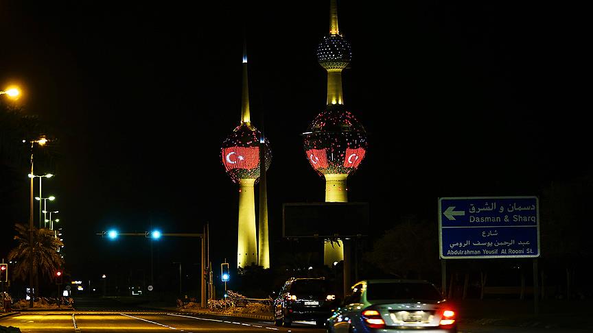 Kuveyt'in sembol kuleleri kırmızı beyaz renklere büründü